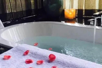 杭州滨江区水疗池中的失重冥想：当身体学会漂浮